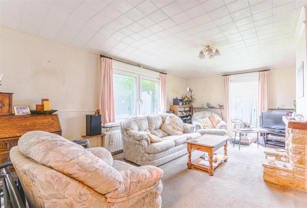 Lot: 122 - DETACHED COLT BUNGALOW WITH POTENTIAL - Living room